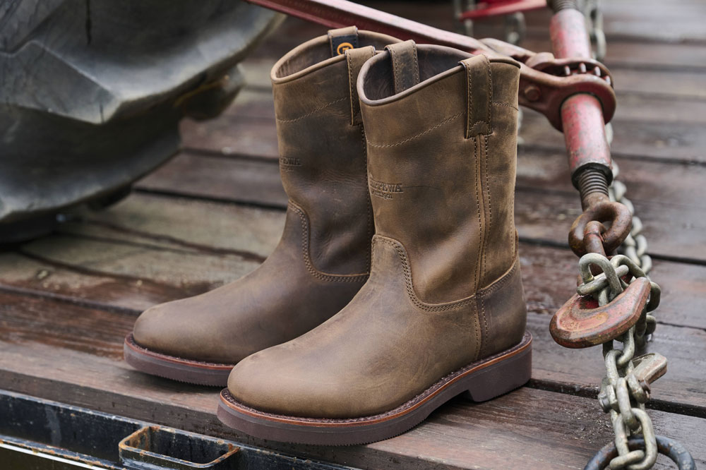 Classic 2.0 10" Pull On in Chocolate Apache (brown).